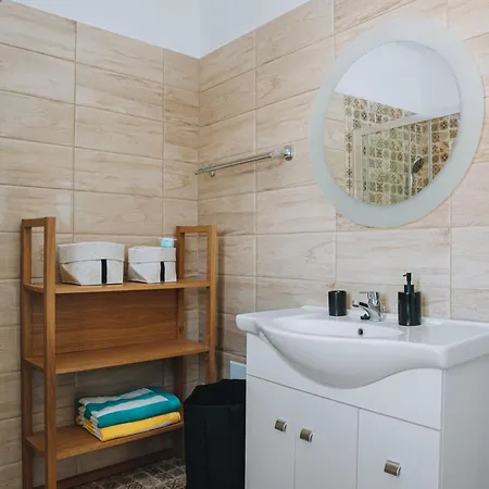 Leoni's House Near The Apartment *