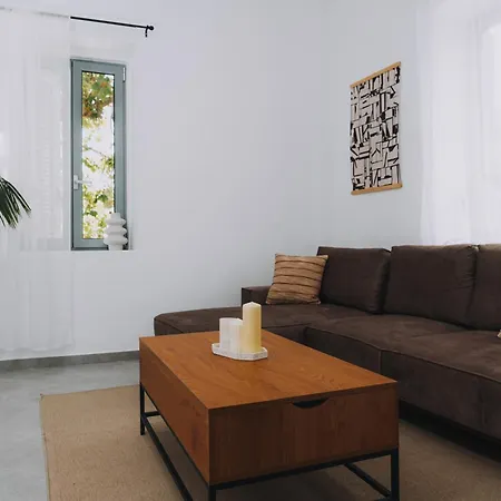 Apartmán Leoni's House Near The *