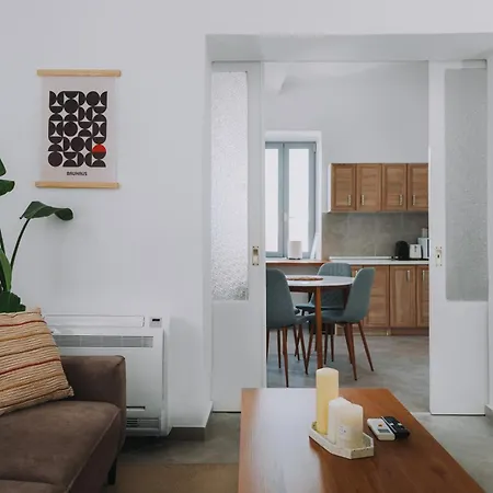 Leoni's House Near The קרמסטי