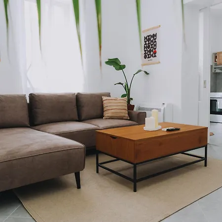 Leoni's House Near The קרמסטי