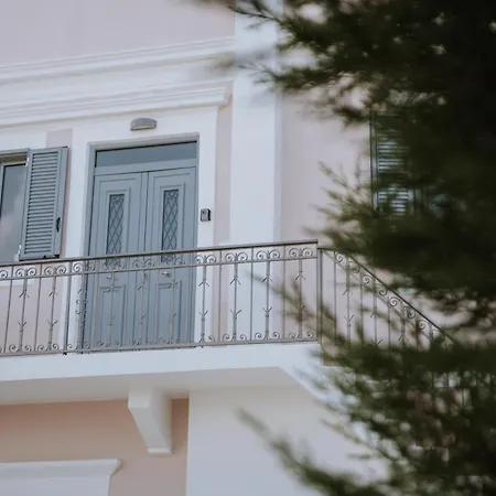 Leoni's House Near The Apartment