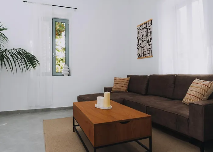 Апартаменты Leoni's House Near The *